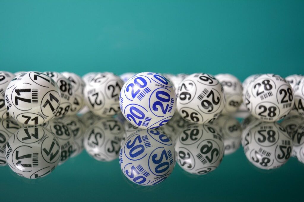 Comme au loto, les boules sont tirés au sort au bingo