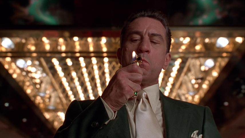 De Niro fume sa cigarette dans le film Casino 